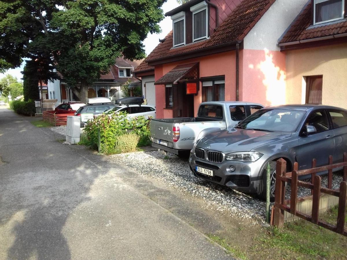 Petra Vendeghaz Apartment บุค ภายนอก รูปภาพ