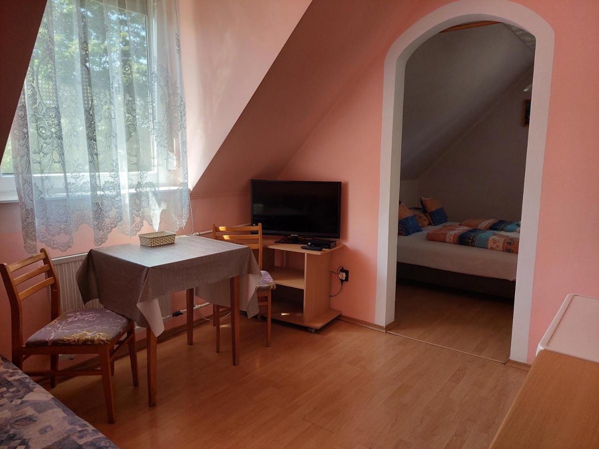 Petra Vendeghaz Apartment บุค ภายนอก รูปภาพ
