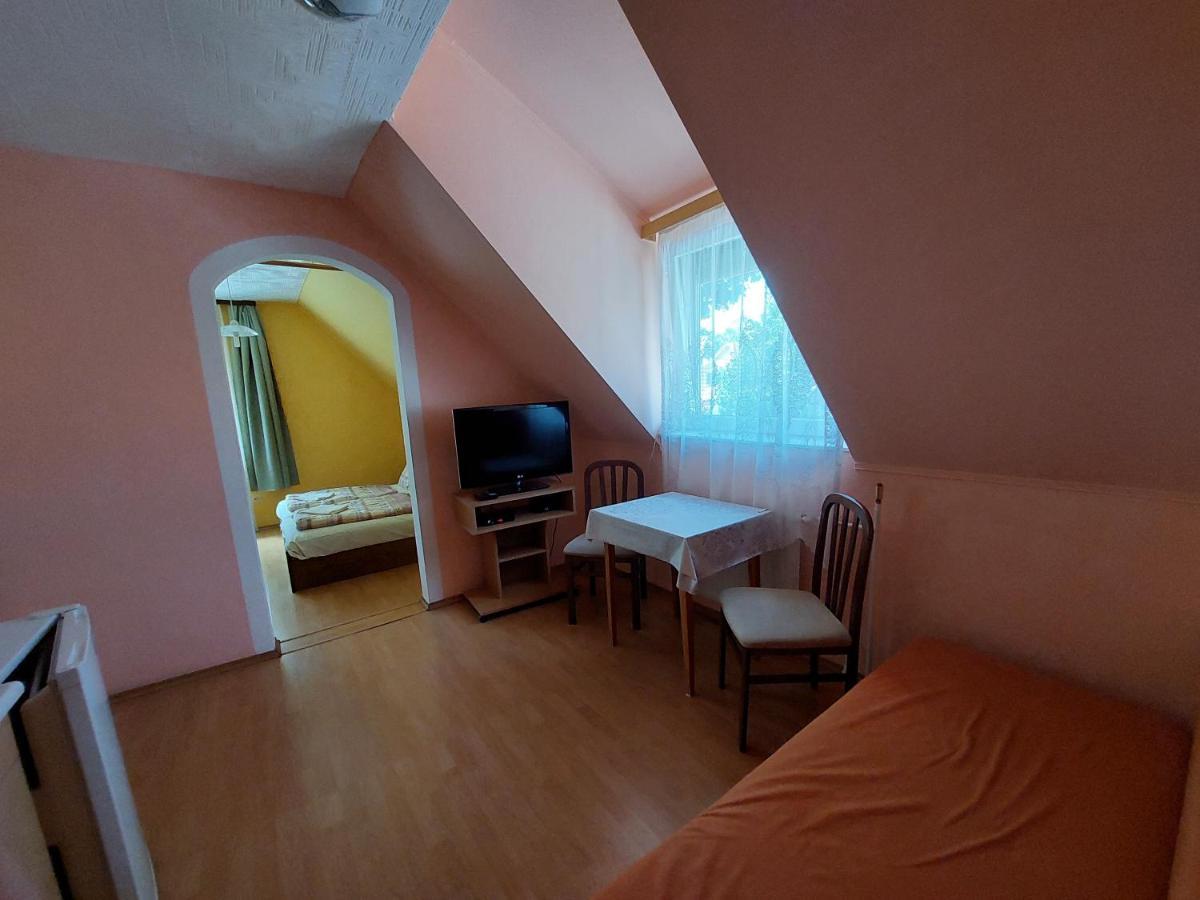 Petra Vendeghaz Apartment บุค ภายนอก รูปภาพ