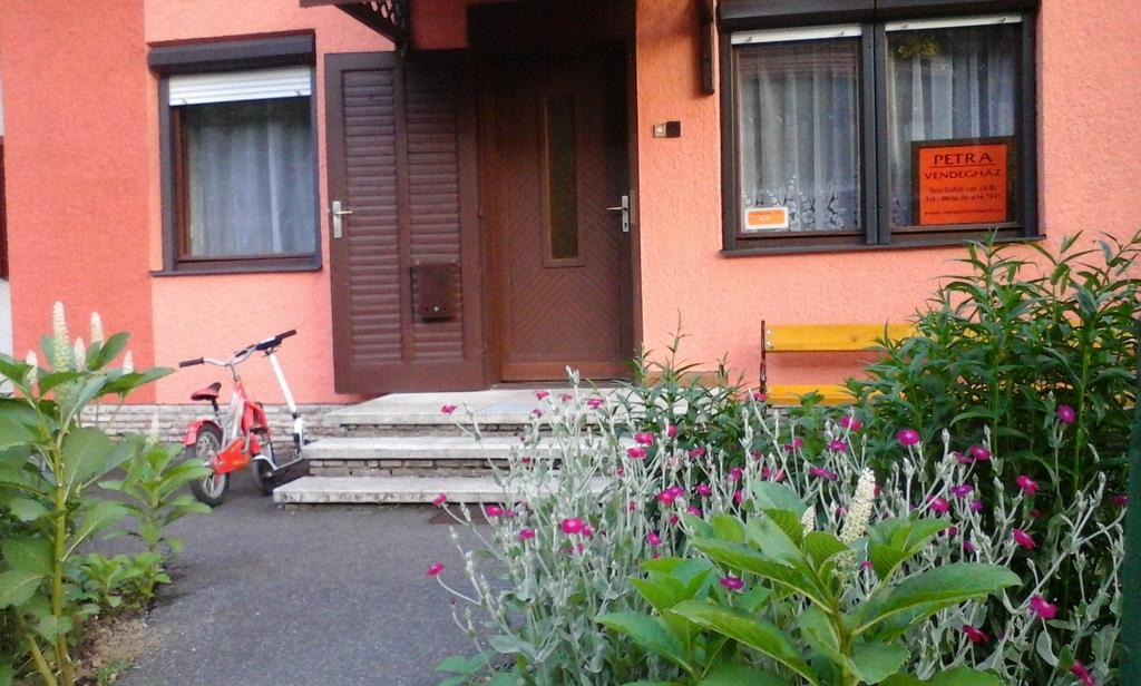 Petra Vendeghaz Apartment บุค ภายนอก รูปภาพ