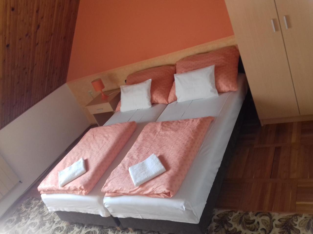 Petra Vendeghaz Apartment บุค ภายนอก รูปภาพ